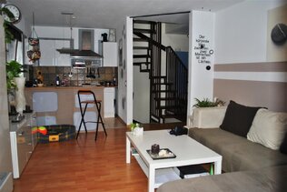 Wohnbereich zu Küche+Treppe