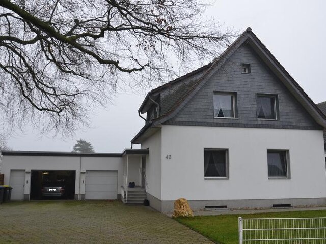 Haus mit 2 Garagen