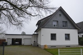 Haus mit 2 Garagen