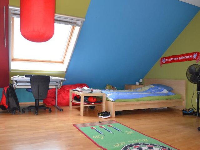 Großes 1. Kinderzimmer im DG