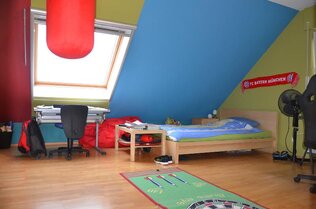 Großes 1. Kinderzimmer im DG