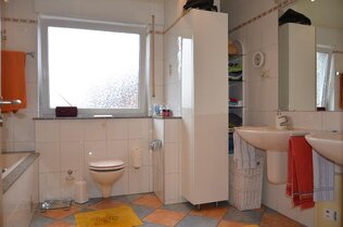 Hochwertiges Vollbad im DG