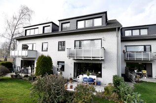 Rückseite mit Terrasse