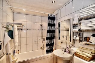 Bad mit Badewanne