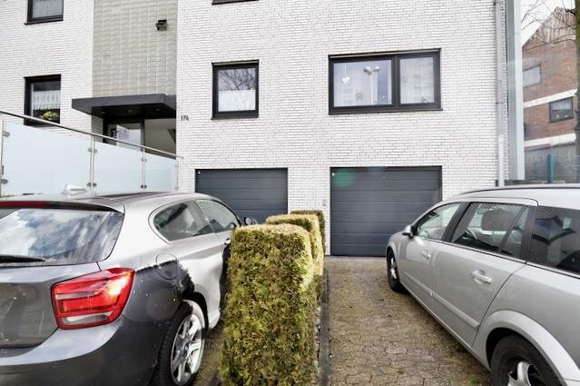 Garage und Stellplatz davor