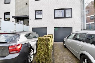 Garage und Stellplatz davor