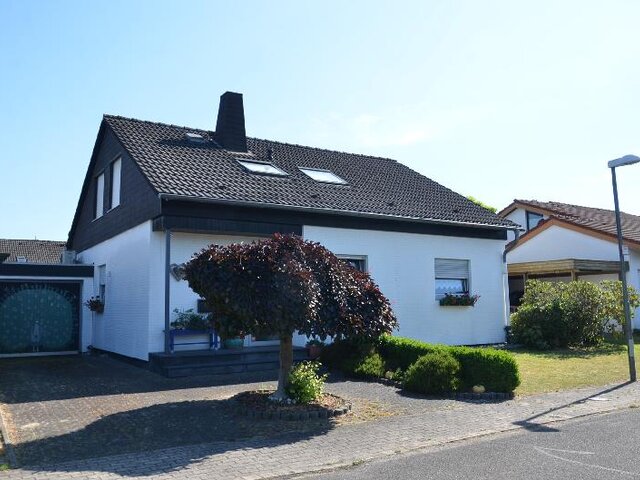 Links Garage, rechts Carport