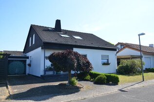 Links Garage, rechts Carport