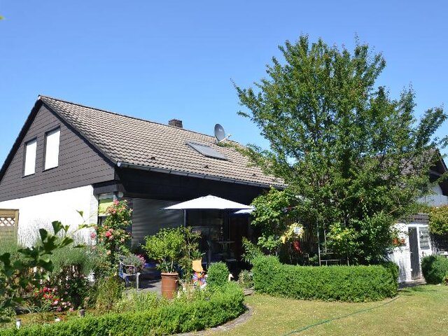 Terrasse und Garten mit Teich