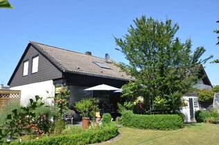Terrasse und Garten mit Teich
