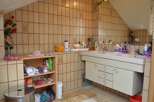 Bad mit Doppelwaschbecken