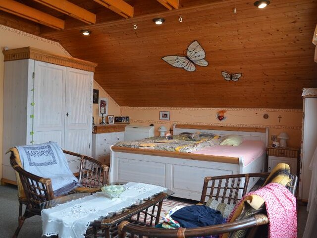 Schlafzimmer mit Deckenbalken