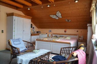 Schlafzimmer mit Deckenbalken