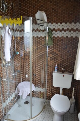 Neuere Dusche bodengleich EG
