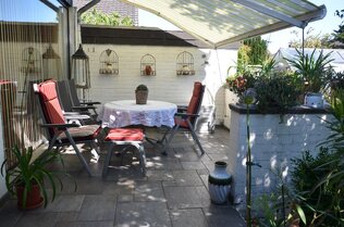 Terrasse mit Sitzecke + Markise