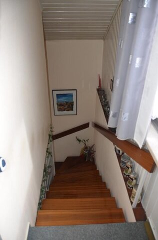 Holztreppe auf Stahlgestell