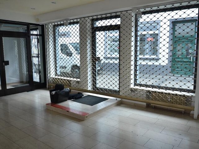 Zur Oberwallstr. mit Metallgitter