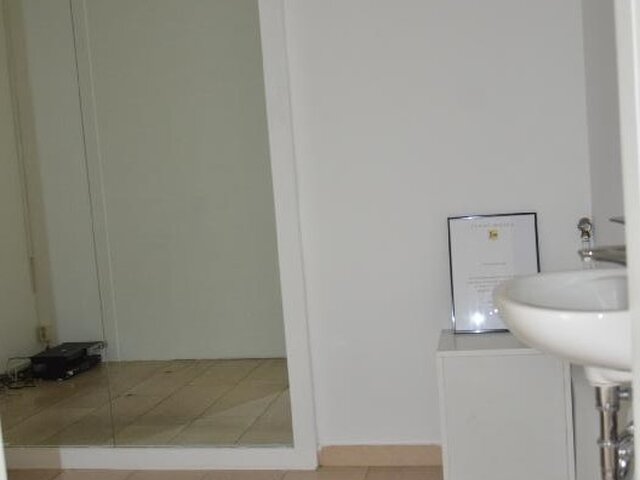 Kl. Raum mit Waschbecken EG
