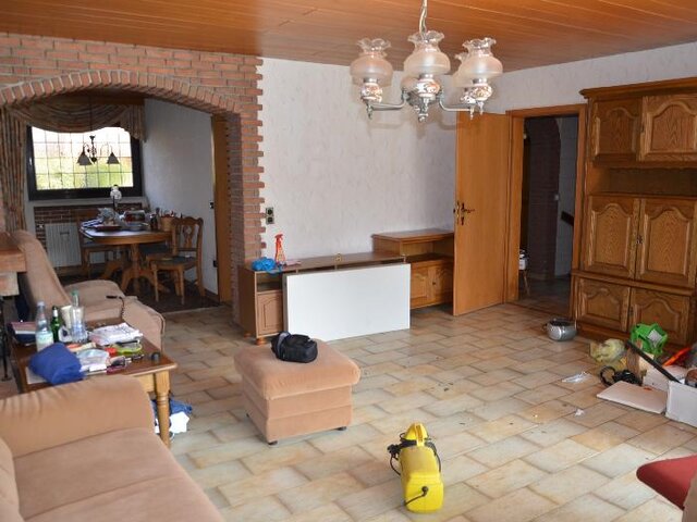Wohnzimmer zu Flur und Esszimmer
