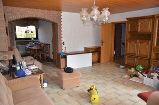 Wohnzimmer zu Flur und Esszimmer