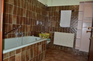 Wannenbad, 2 Waschbecken, WC