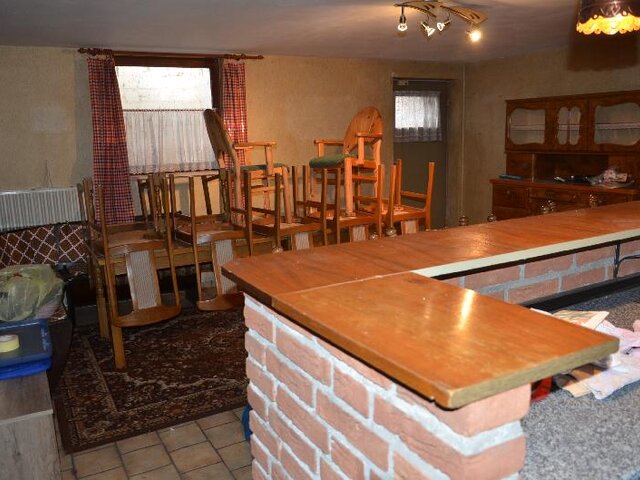 Kellerbar mit Kellerausgang