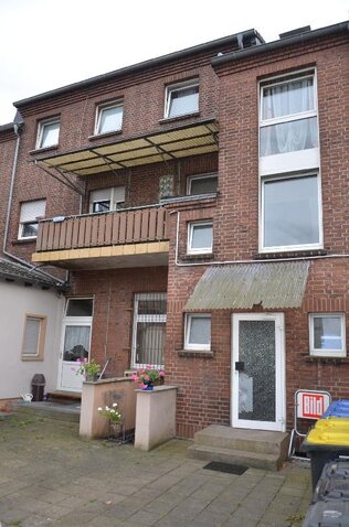 Rückseite mit Balkon 1. OG