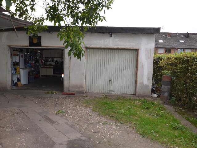 Zwei Garagen, hintere Zufahrt