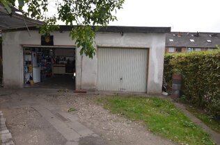 Zwei Garagen, hintere Zufahrt
