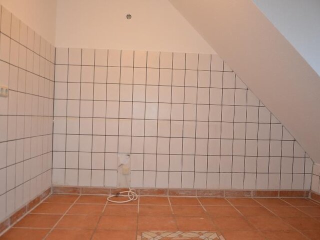 Küche mit weißen Wandfliesen