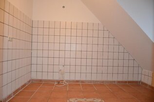Küche mit weißen Wandfliesen