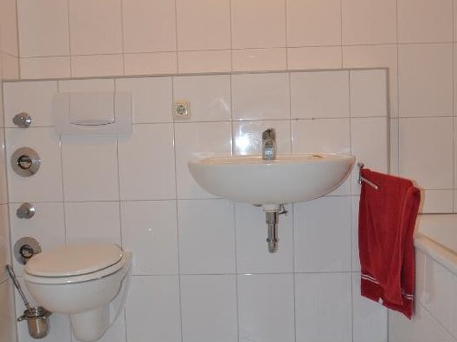 Bad in weiß mit Badewanne