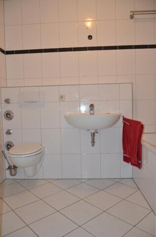 Bad in weiß mit Badewanne