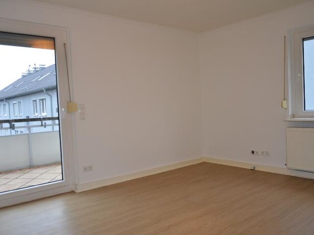 Wohnzimmer, links Balkontüre