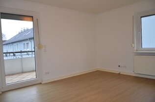 Wohnzimmer, links Balkontüre