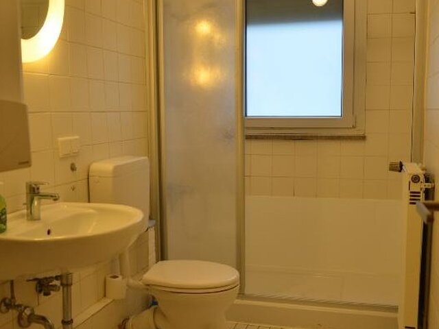 Bad mit Dusche und Fenster