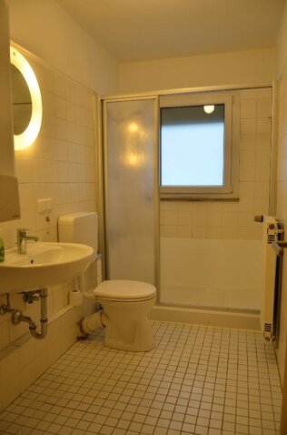 Bad mit Dusche und Fenster