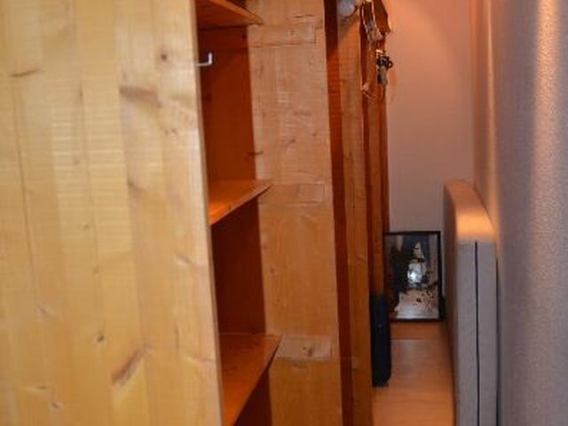Ankleide ab Schlafzimmer li. im OG