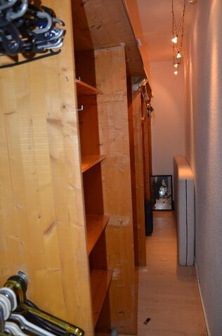 Ankleide ab Schlafzimmer li. im OG