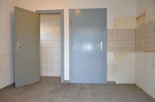 Küche mit Abstellraum links
