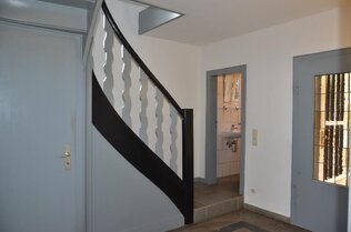Treppenhaus und Gäste-WC re.