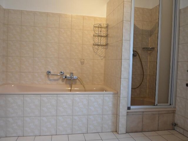 Bad mit Dusche und Badewanne