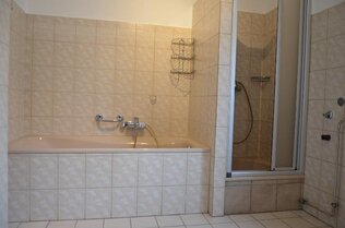 Bad mit Dusche und Badewanne