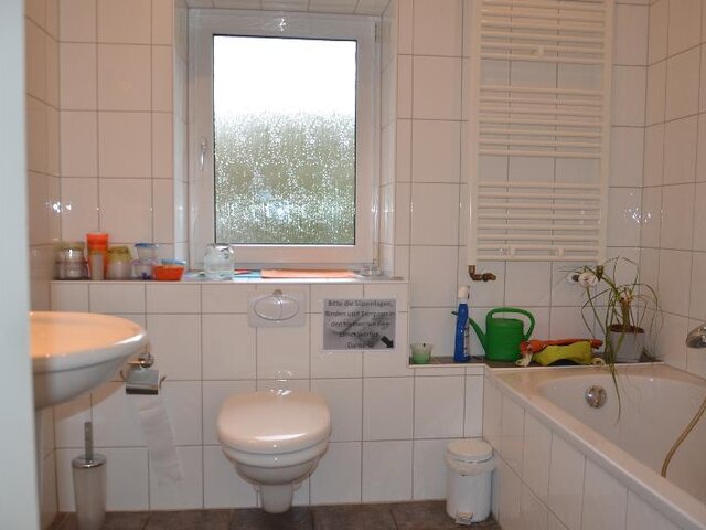 Bad in weiß mit Badewanne