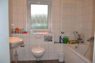Bad in weiß mit Badewanne