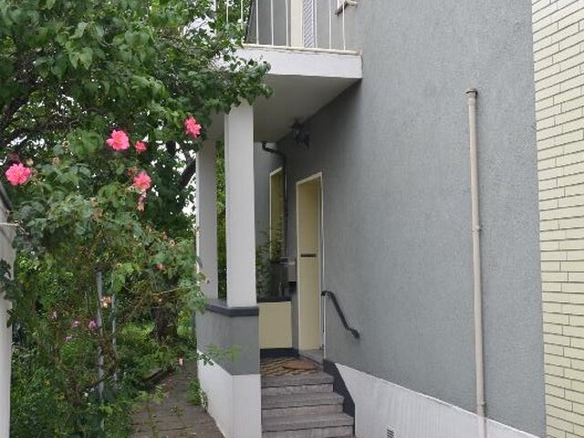 Eingang und Balkon