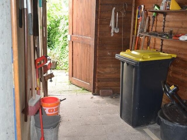 Holzhaus hinter Hofraum