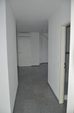 Flur zum Raum vorne, re. Bad