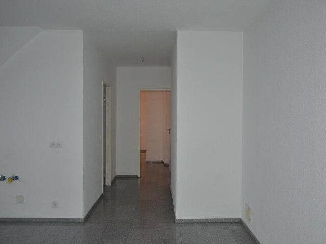 Flur zum Raum hinten, li. Bad