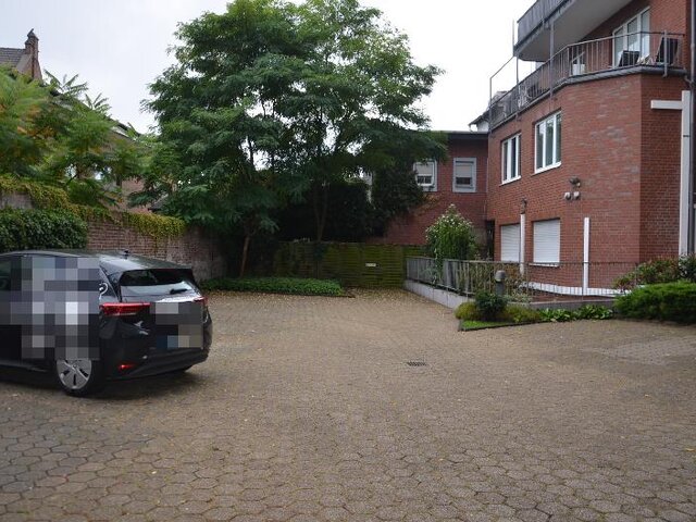 Parkplätze im Hof